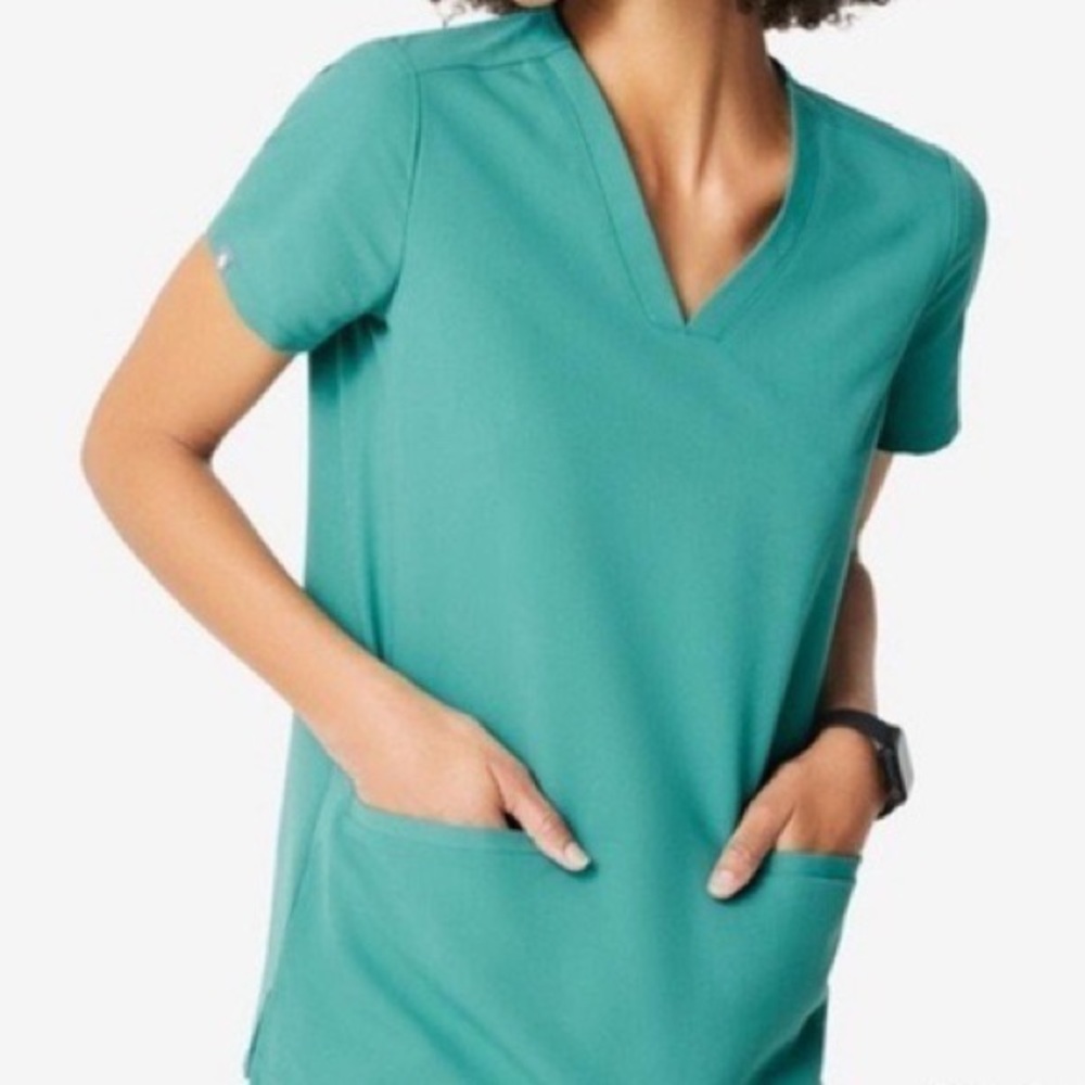 FIGS Casma Three-Pocket Scrub Top in Marine 🩺*LIMITED EDITION - NWT*